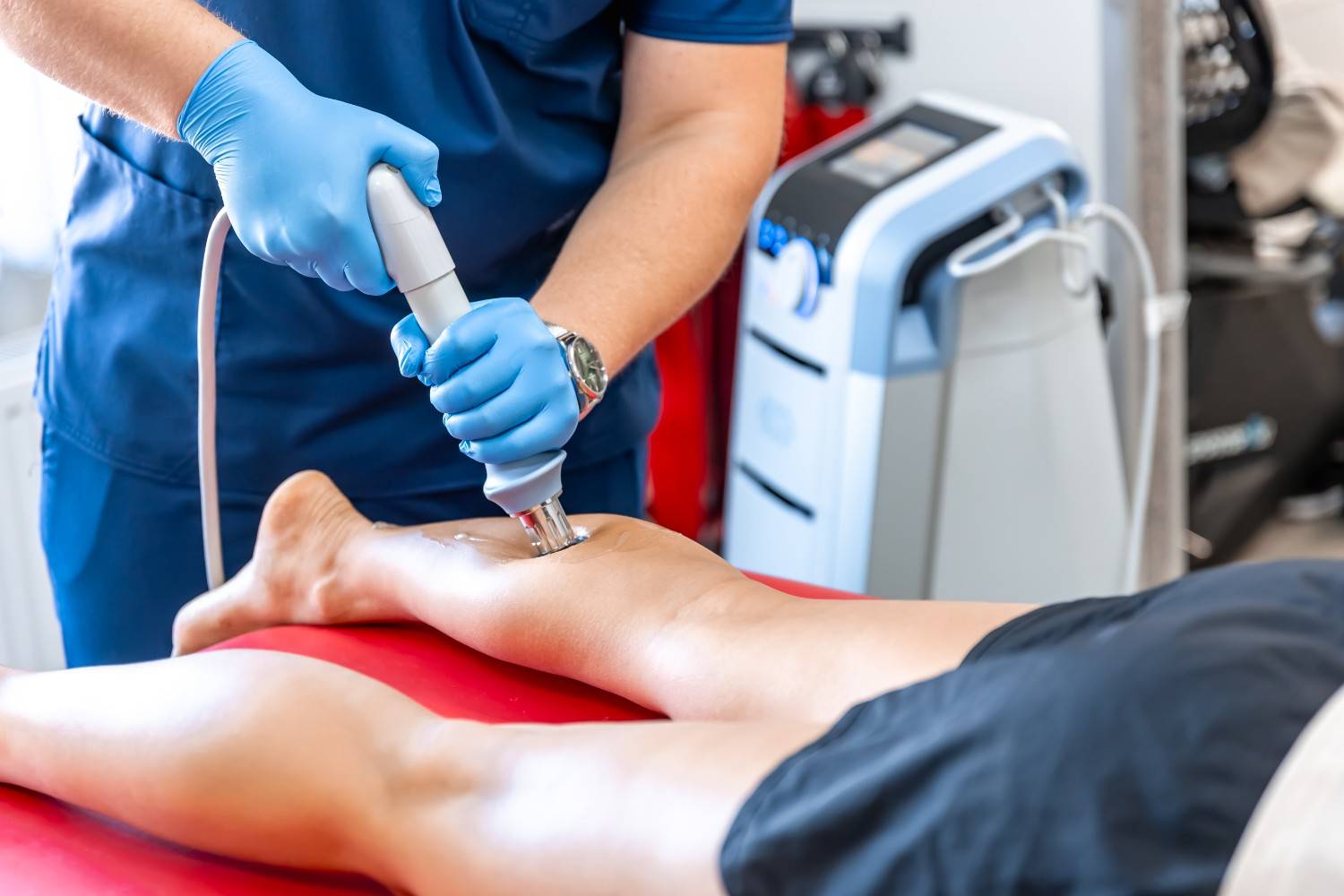 physical-therapy-shin-with-shock-wave-extracorporeal-shockwave-therapy (1)